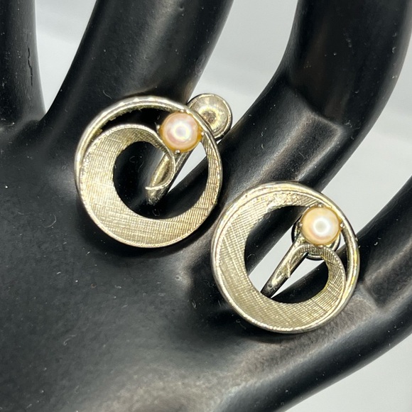 Lady Ellen Sterling silver pearl round screw back earrings Mid Century vintage - Picture 2 of 15